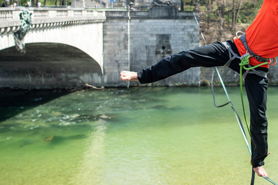 Ein Slackliner, der seinem Hobby nachging, hörte die Rufe und reagierte blitzschnell. (Symbolbild)