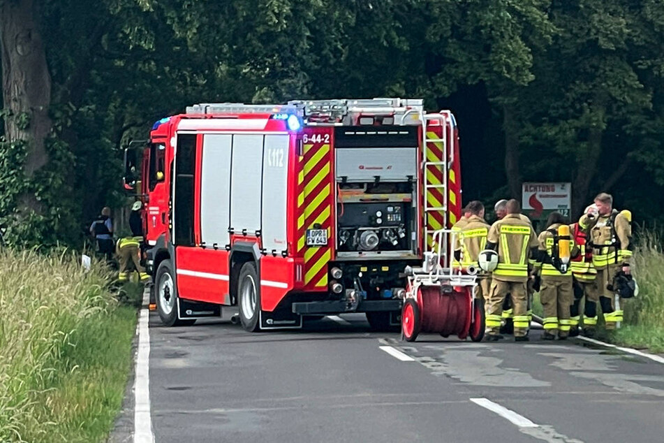 Der Feuerwehrwagen ist auf einer Landstraße nacheinander mit drei entgegenkommenden Fahrzeugen kollidiert. (Symbolfoto)