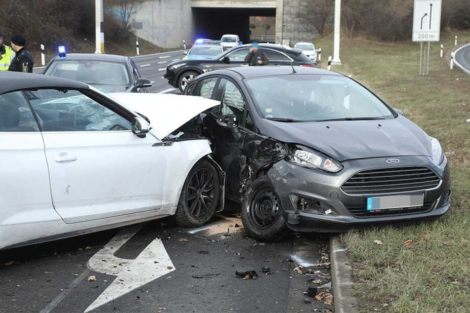 Der Ford Fiesta wurde seitlich voll erwischt.