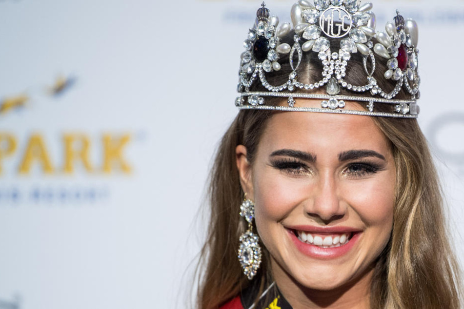 Anahita Rehbein steht während der Wahl im Europa-Park Rust auf der Bühne.