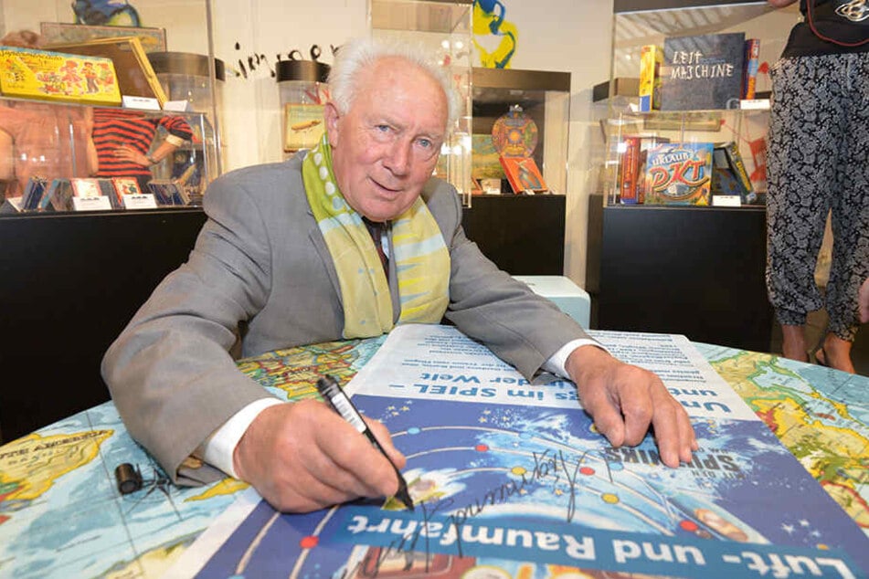 Sigmund Jähn (79) nahm sich Zeit und signierte das Foto des Entertainers mit einer liebevollen Botschaft.