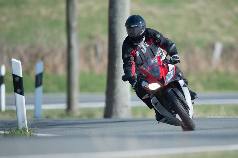 Ein 53-jähriger Motorradfahrer übersah beim Überholen eines Autos den Gegenverkehr und krachte frontal mit einem anderen Kradfahrer zusammen (Symbolbild).