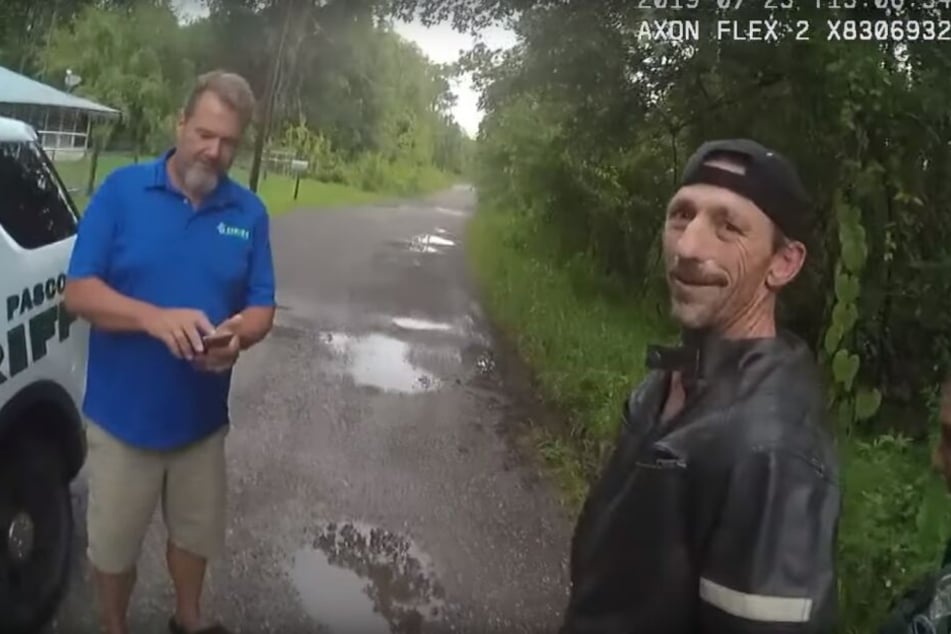 Lonnie Maddox (52, r.) wird festgenommen. Polizisten filmten den Einsatz mit Bodycams.