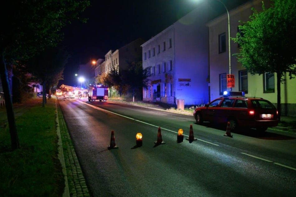 Fahrzeuge der Feuerwehr stehen auf der Weißenberger Straße.