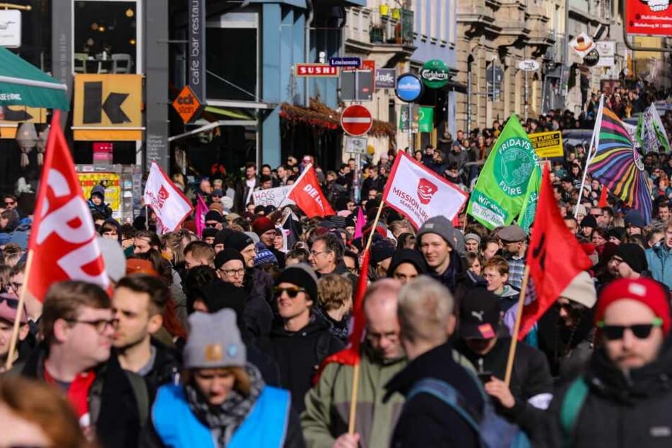 Tausende Menschen gingen am Samstag in Dresden gegen Neonazis auf die Straße.