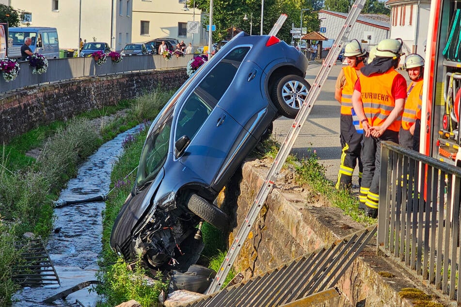 Polizei, Feuerwehr, Rettungssanitäter und ein Abschleppdienst eilten zur Unfallstelle.