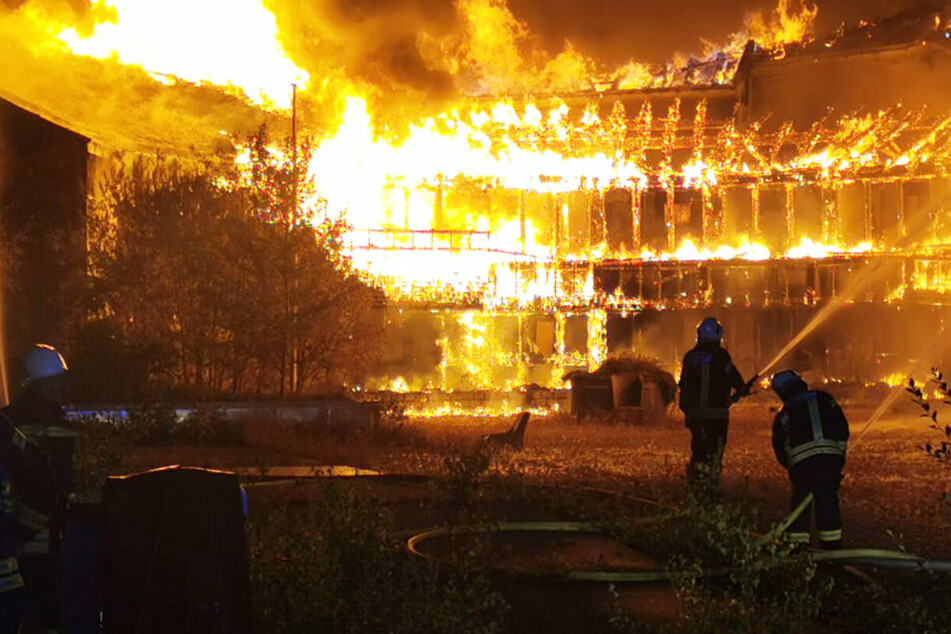 Flammeninferno in Hotelruine: 350 Feuerwehrleute kämpfen gegen Millionen-Brand