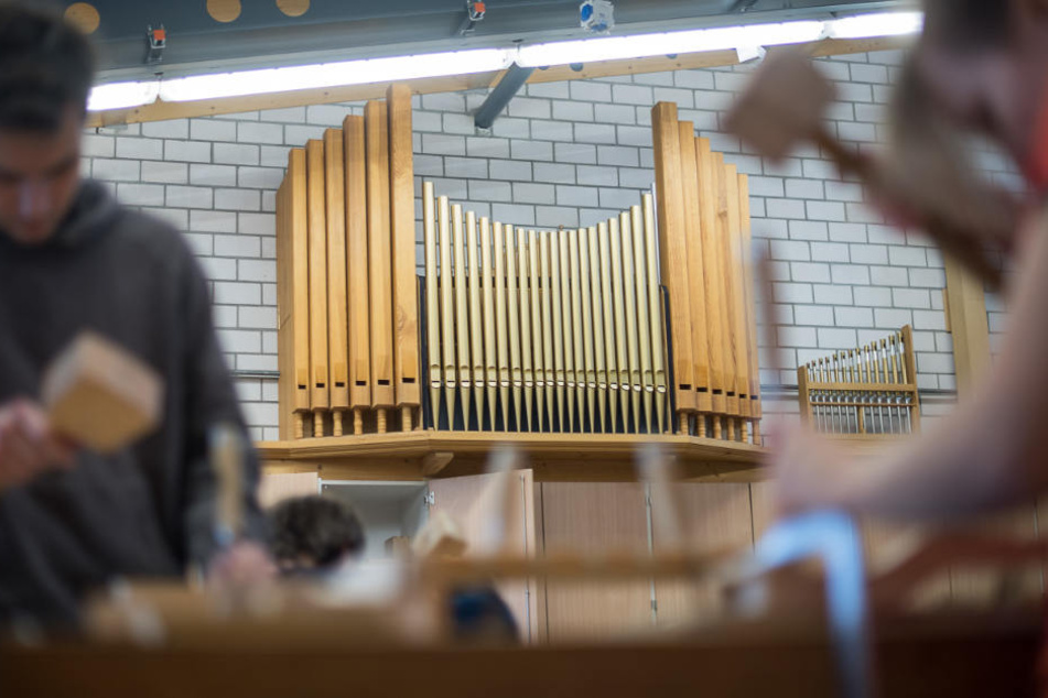 Schüler während des Fachbereichs Orgelbau an der Oscar-Walcker-Schule in Ludwigsburg.