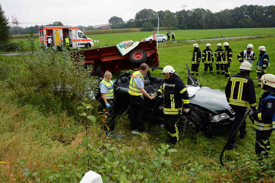 Beim Überholen krachte er in den abbiegenden Trecker.