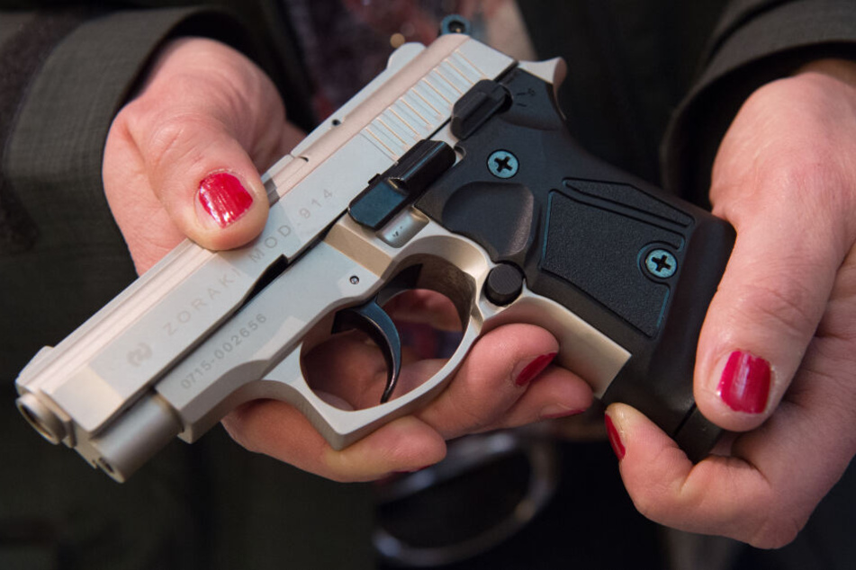 Für die Waffen, darunter auch solche Schreckschusspistolen hatte der Besitzer keine Erlaubnis. (Symbolbild)