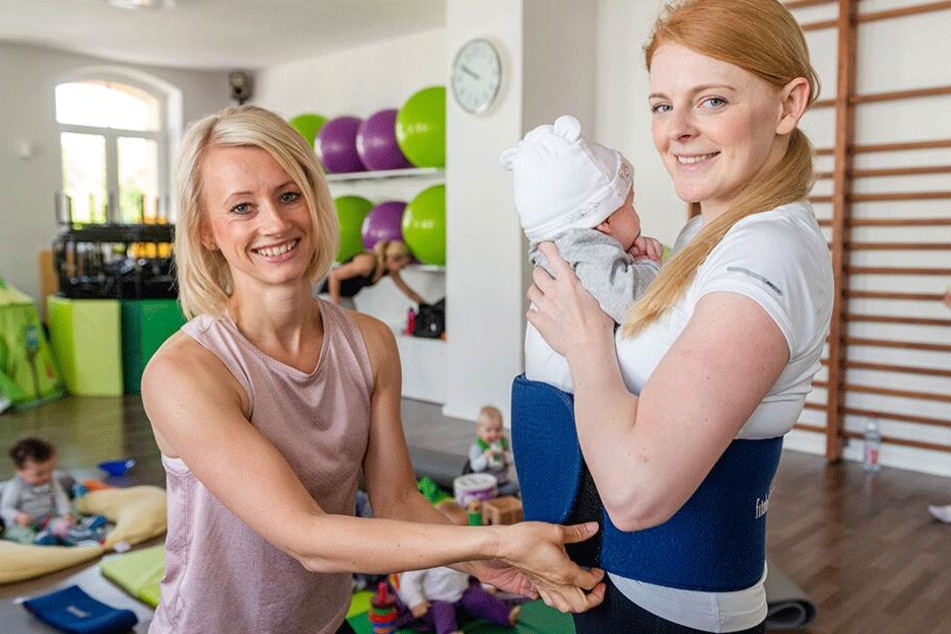 Trainerin Anett Drechsel (33, l.) verbessert Lydia Dicks (29) Haltung.