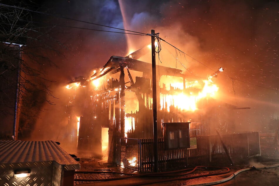 Scheune in Vollbrand: Flammen drohen auf Wohnhaus überzugreifen!