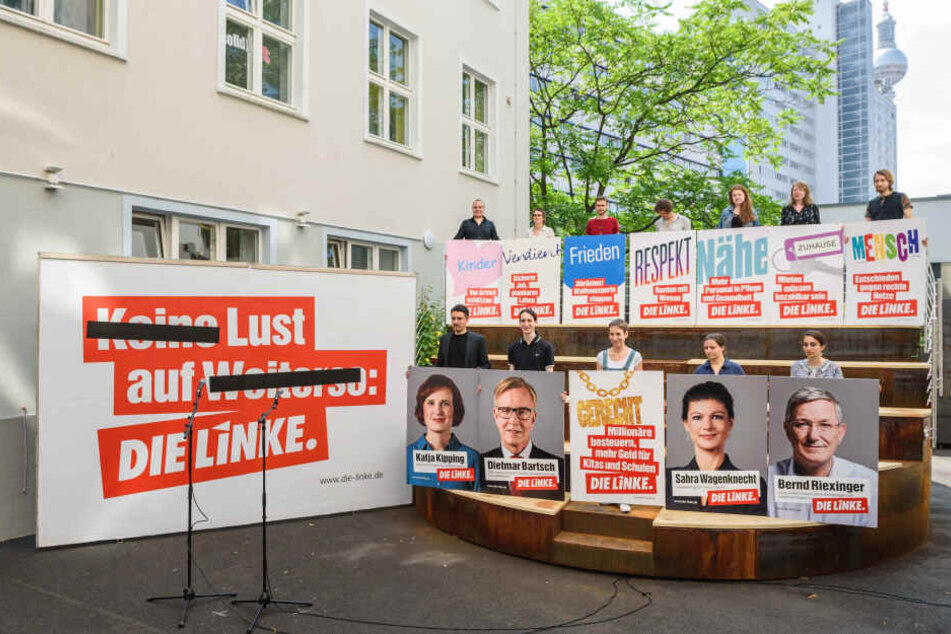 Die Helfer wollten Plakate der Linken aufhängen. Hier sind Motive aus dem Wahlkampf 2017 zu sehen.