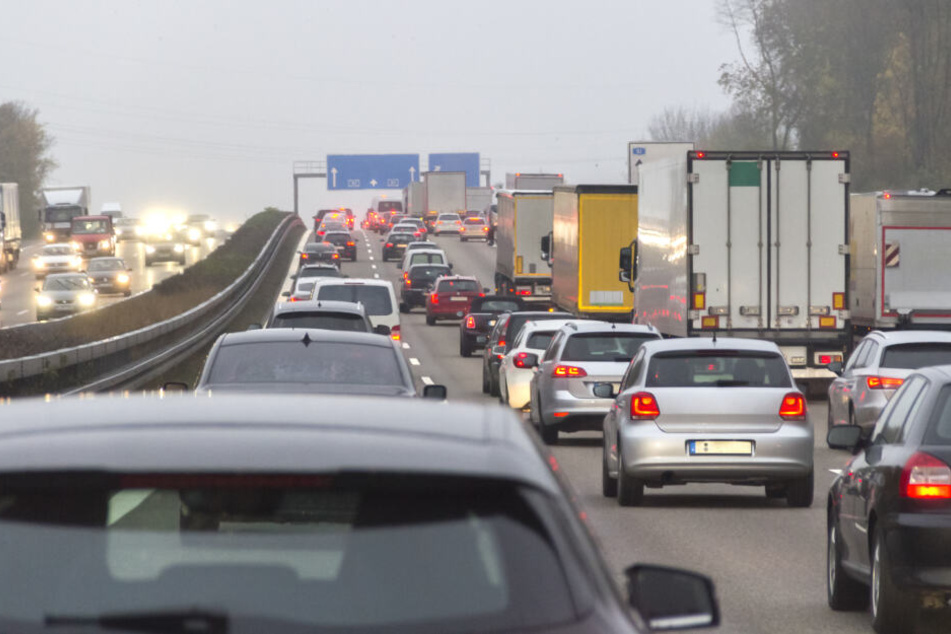 Der Verkehr wird über Standstreifen geleitet. (Symbolbild)