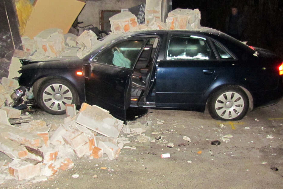 Der 30-Jährige krachte mit seinem Audi in einen Garagenkomplex.