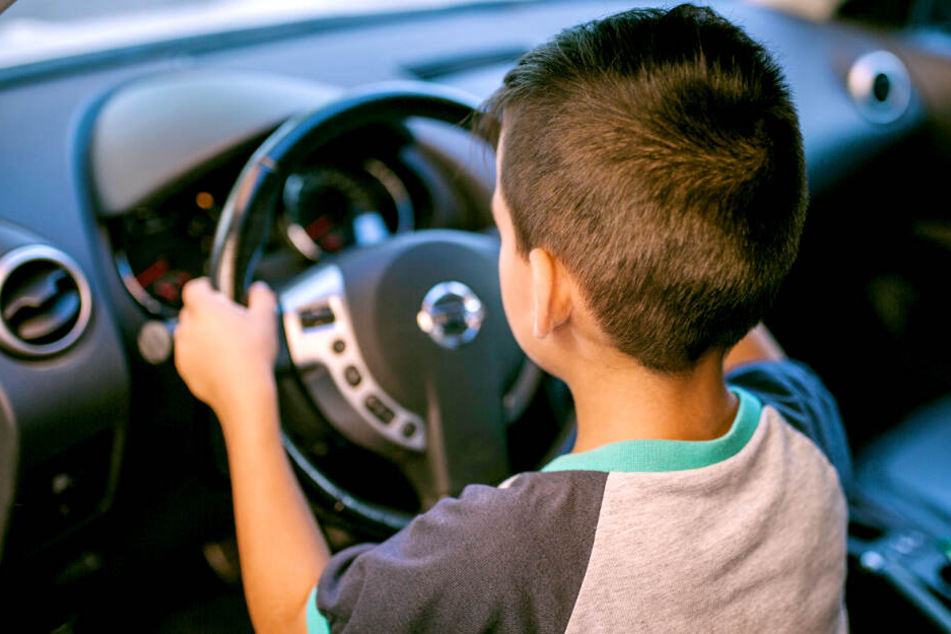 Der Junge hatte das Auto seines Vaters unbemerkt gestartet (Symbolbild).