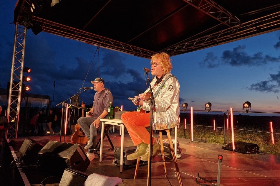 Kai Wingenfelder (63, l.) auf der Bühne des StrandGuts Resorts. Der spektakulären Naturgeschehnisse im Hintergrund machen die "SPO Acoustic Sessions" so einzigartig.