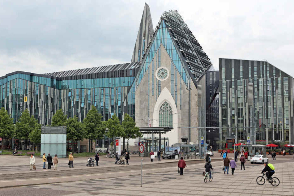 Mitten am Augustusplatz steht das imposante Gebäude.