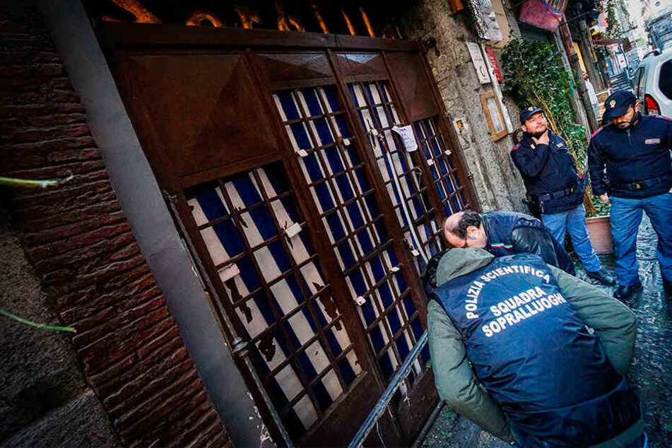 Vor einer Pizzeria in der italienischen Großstadt Neapel ist ein Sprengsatz explodiert.
