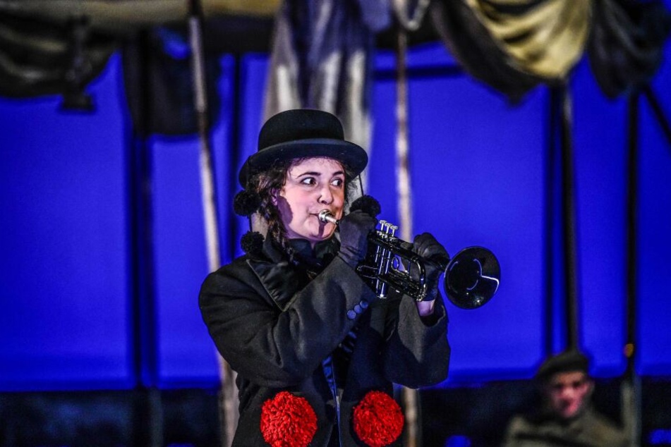 Die junge Gelsomina (Seraina Leuenberger) ist die Assistentin von Zampano.