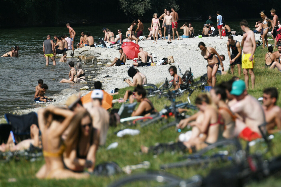 Viele Münchner genießen das kühle Wasser der Isar.