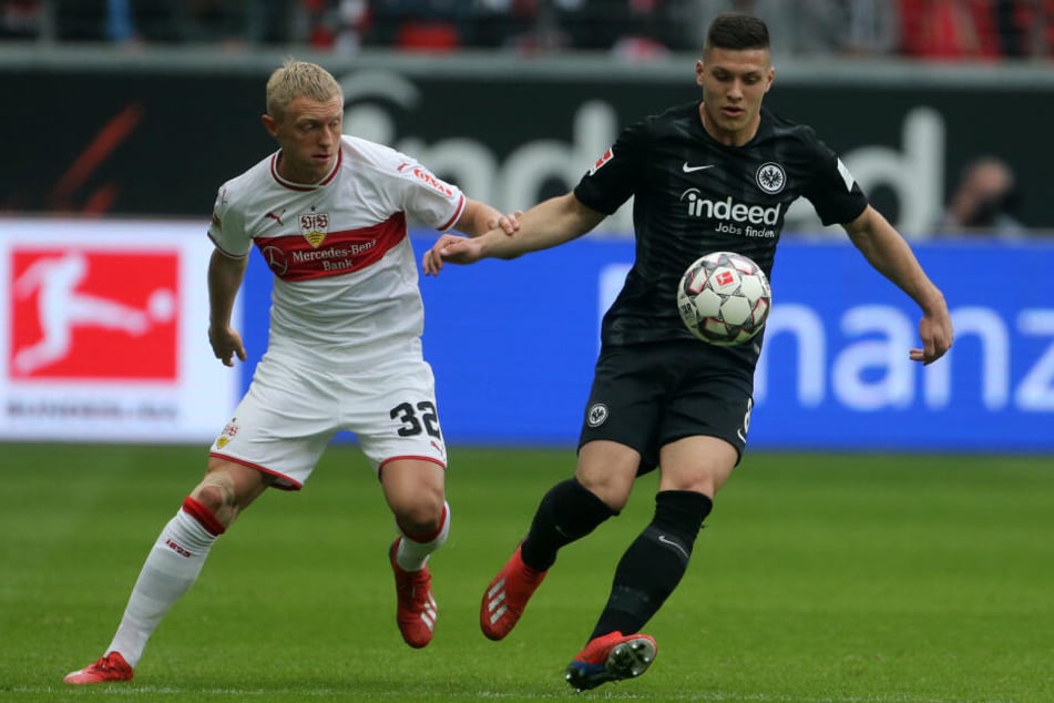 Andreas Beck (Li.) und Frankfurts Luka Jovic im Kampf um den Ball.