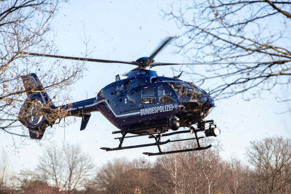 Vom Polizeihubschrauber aus entdecken die Beamten, dass eine Dachplane auf einem Güterwagons aufgeschlitzt war. (Symbolbild)
