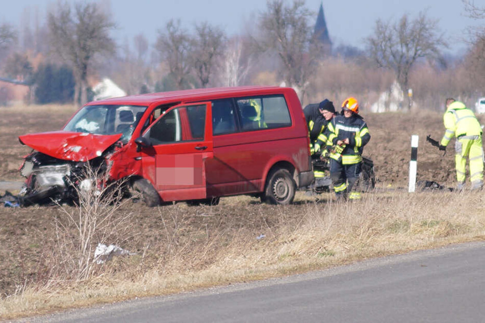 Auch die Fahrerin des roten VW-Transporters wurde schwer verletzt. 