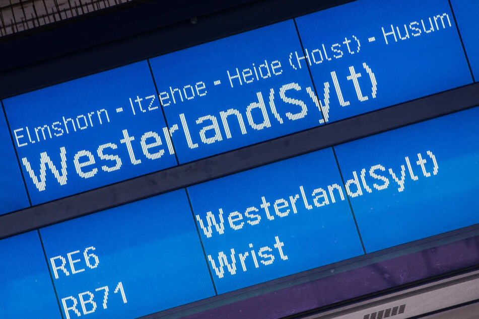 Eine Infotafel zeigt am Bahnhof Altona Züge mit dem Fahrziel Westerland (Sylt) an.