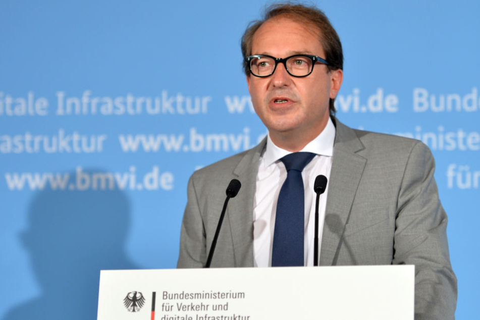 Bundesverkehrsminister Alexander Dobrindt (47, CSU) während der Pressekonferenz zum Abgas-Skandal am 27.07.2017 in Berlin.