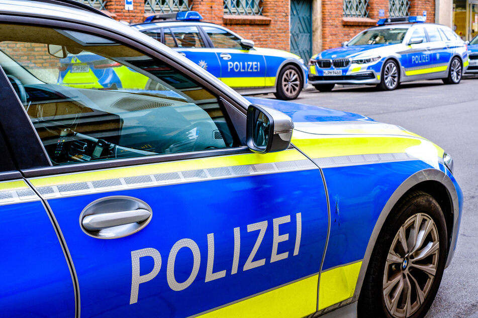 Die Polizei rückte am Donnerstagmorgen mit zahlreichen Streifenwagen zum Siegener Bahnhof aus. (Symbolbild)