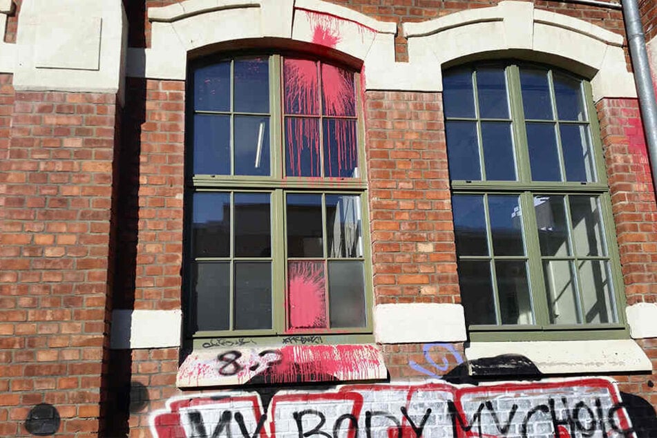 Am Frauentag attackierten Feministen das Gemeindezentrum im "Gewerbepark Plagwitz". Sie hinterließen Spuren von Farbbeuteln und den Schriftzug "8.3.: My Body My Choice".