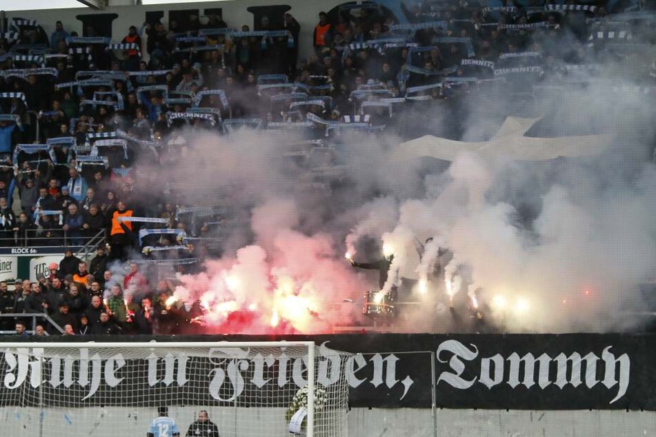 Vor Spielbeginn am Samstag gedachte die Südkurve den am Freitag verstorbenen, langjährigen Fan Thomas ("Tommy") Haller.