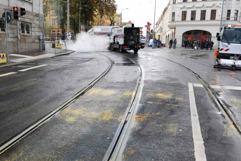 Die Reinigungsarbeiten werden noch einige Stunden in Anspruch nehmen, wie ein Sprecher des Lagezentrums am Sonntagvormittag mitteilte.
