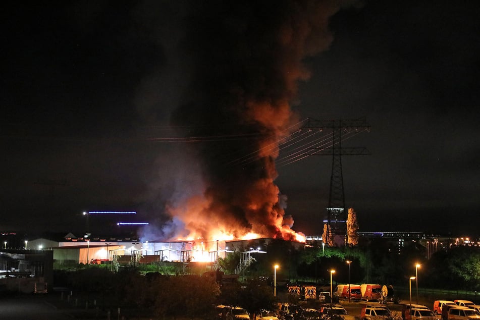 Mehrere Stunden lang brannte der Entsorgungsbetrieb in der Wilsdruffer Vorstadt lichterloh.
