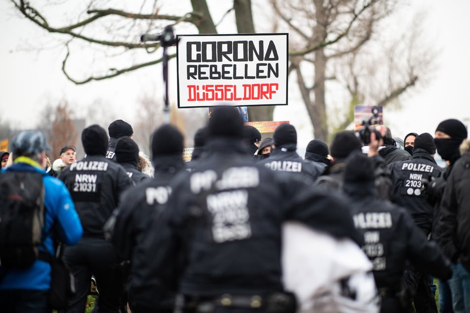 Die Anhänger der "Querdenken"-Initiative haben am Sonntag in Düsseldorf auf den Rheinwiesen demonstriert.
