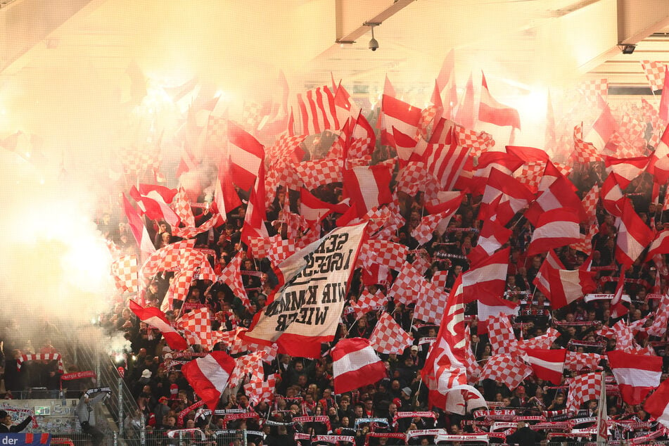 Der Cottbuser Fanblock war in der zweiten Halbzeit förmlich entzündet.