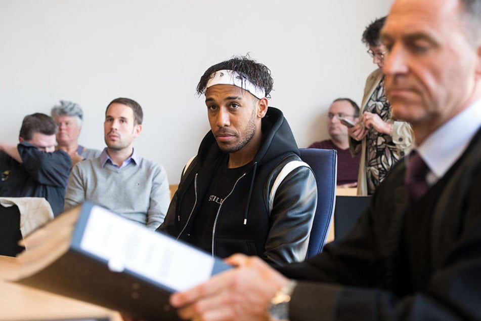 Zusammen mit seinem Anwalt, Thilo Igwecks (re.), erschien Aubameyang vor Gericht.