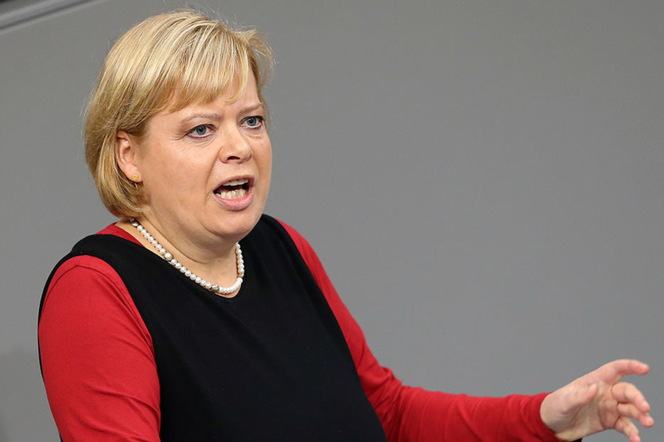 Gesine Lötzsch (Linke) spricht im Deutschen Bundestag.