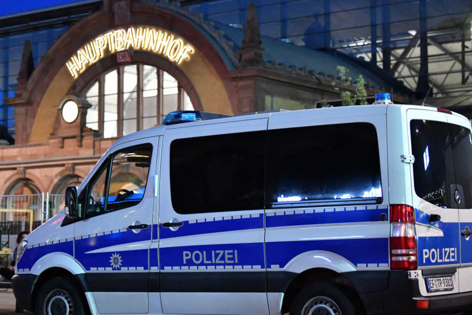 Die Polizei rückte am Bahnhof an, trug den Mann von den Gleisen. (Archivbild)