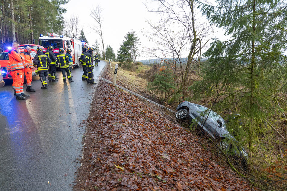 Die Einsatzkräfte fanden einen verunfallten Audi ohne Kennzeichen vor. Vom Fahrer fehlte ebenfalls jede Spur.