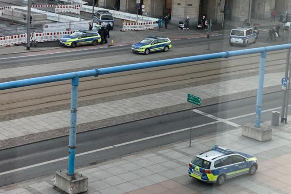 Zahlreiche Polizeiwagen fuhren am Mittwochnachmittag vor der Altmarkt-Galerie vor.