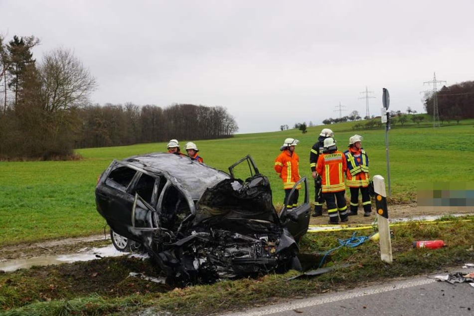 Der Frontal-Crash hat das Auto völlig demoliert.