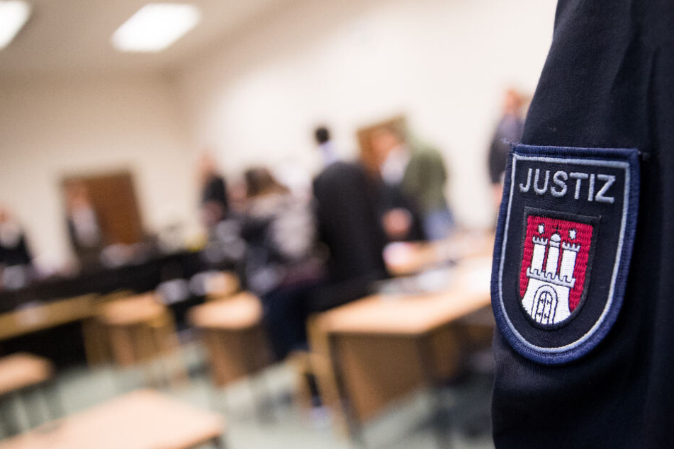 Ein Justizbeamter steht beim Prozess im Saal des Landgerichts Hamburgs. (Symbolbild)