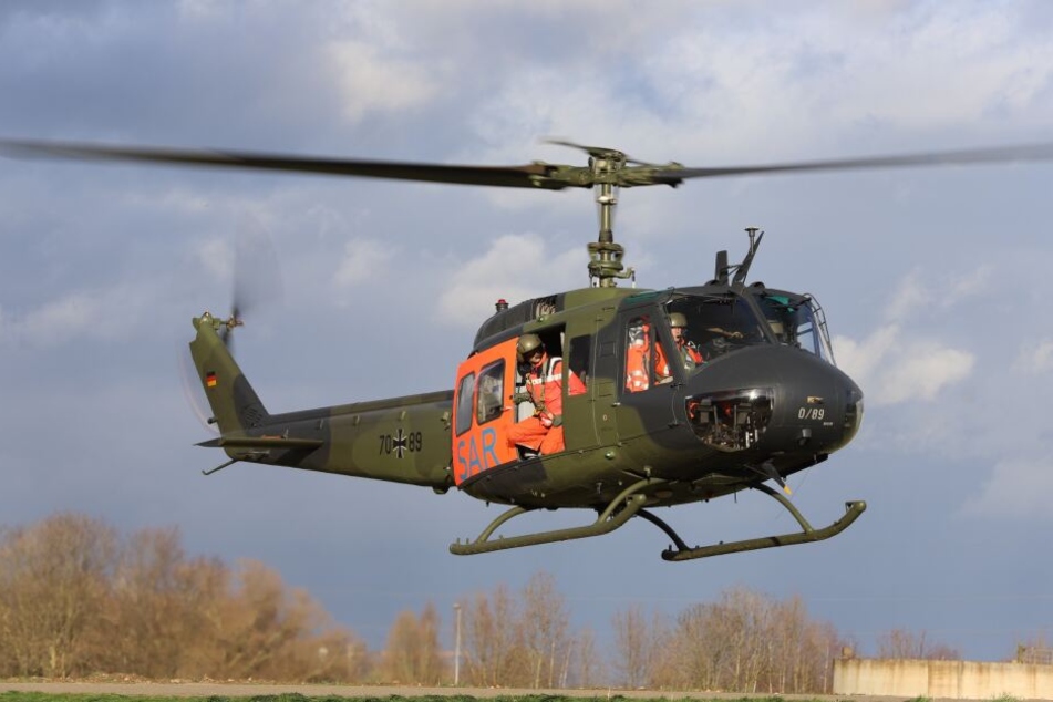 Eine verletzte Person wurde mit einem Rettungshubschrauber in eine Klinik geflogen.