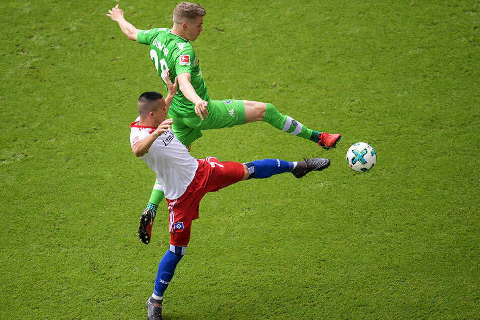 HSV-Mittelstürmer Bobby Wood im Zweikampf mit Gladbachs Innenverteidiger Matthias Ginter.