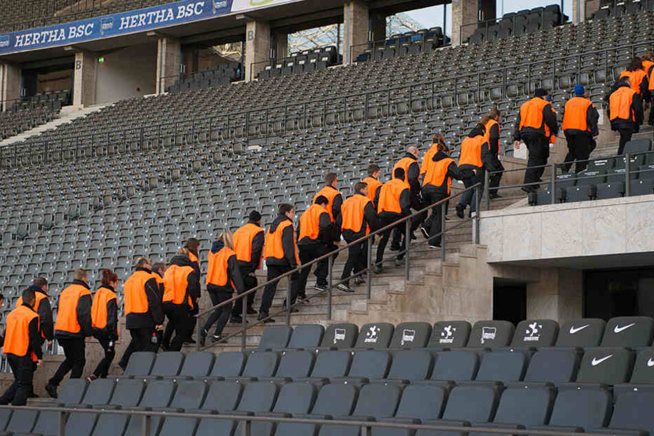 Sicherheitskräfte werden auch beim Pokalfinale am 27. Mai in Berlin wieder durch das Olympiastadion streifen. (Symbolbild)