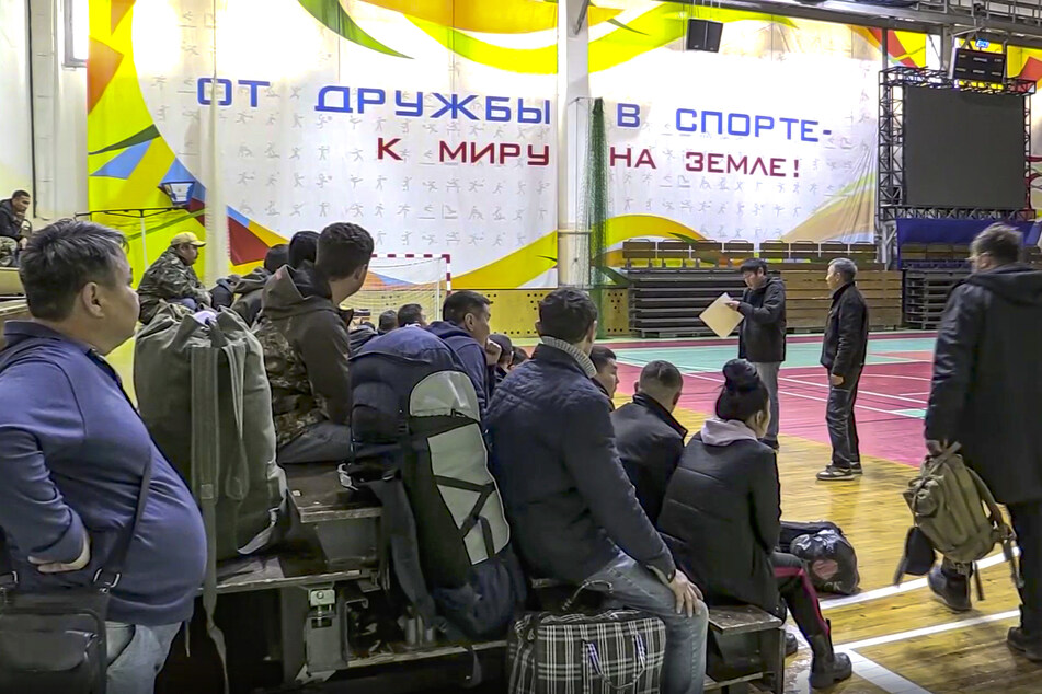 Russische Wehrpflichtige versammeln sich in einem umfunktionierten Hallenstadion. Sie sollen zu den Einheiten des östlichen Militärbezirks geschickt werden.