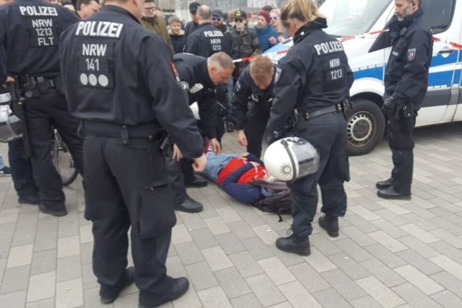 Einer der Demonstranten weigerte sich vor der Personalienaufnahme.