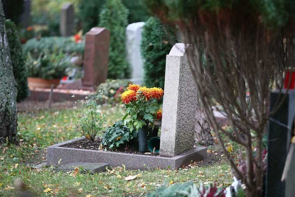 Symbolbild Grabstein auf einem Friedhof.